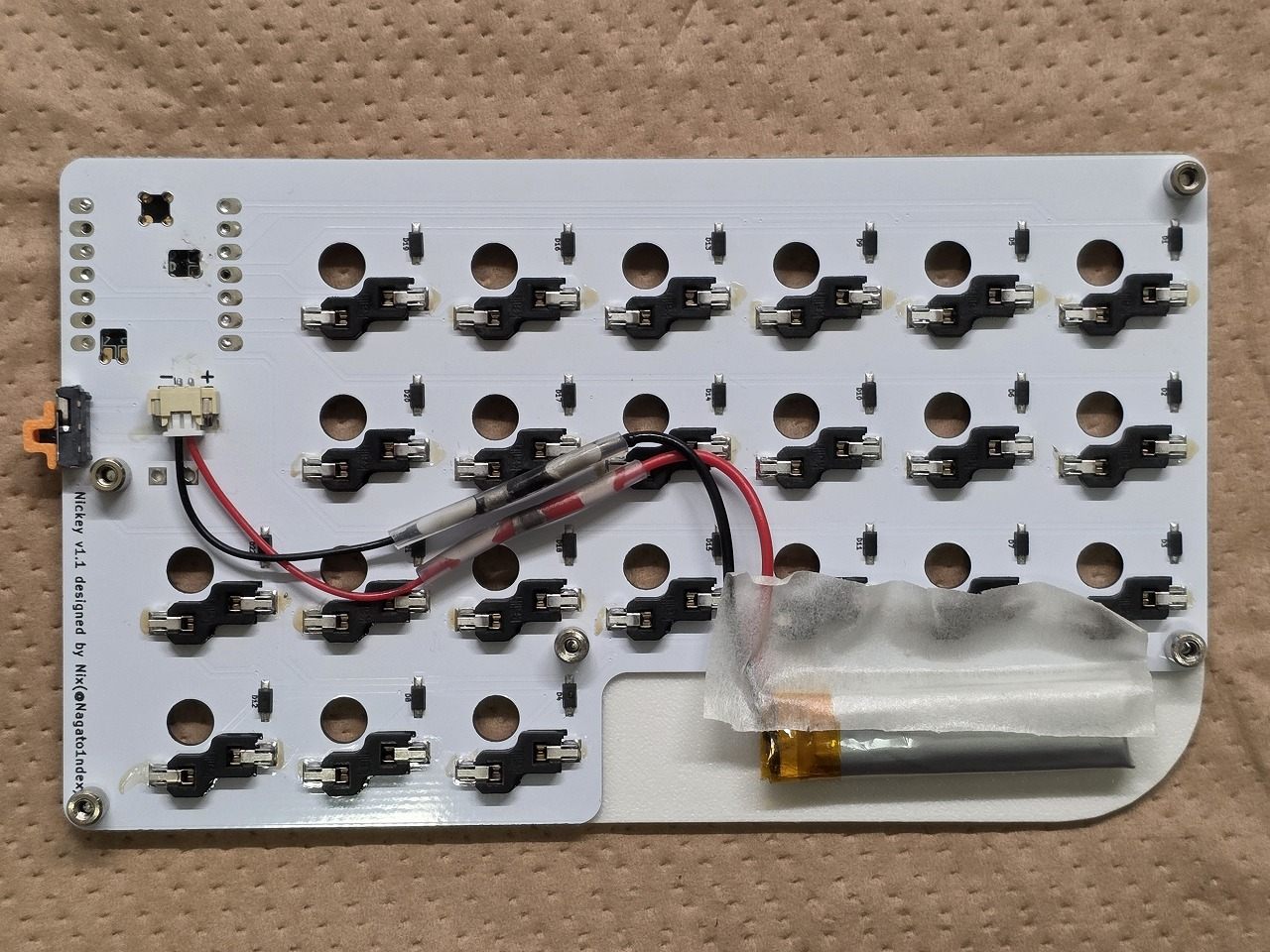 PCB裏面へ接続し、マスキングテープで固定したバッテリー