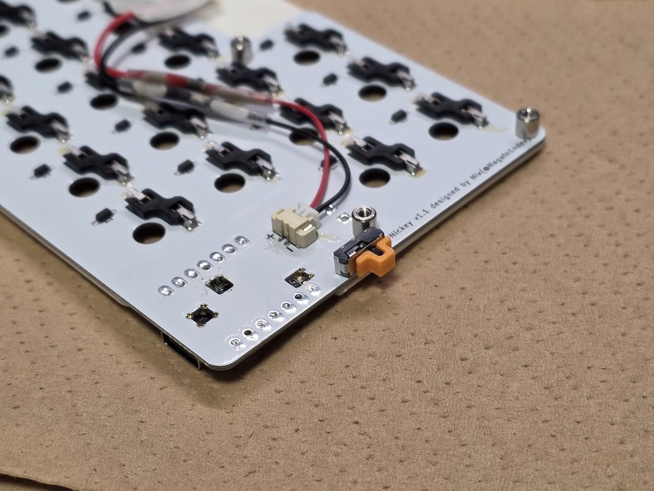PCBの電源スイッチとオレンジ色のスイッチカバー
