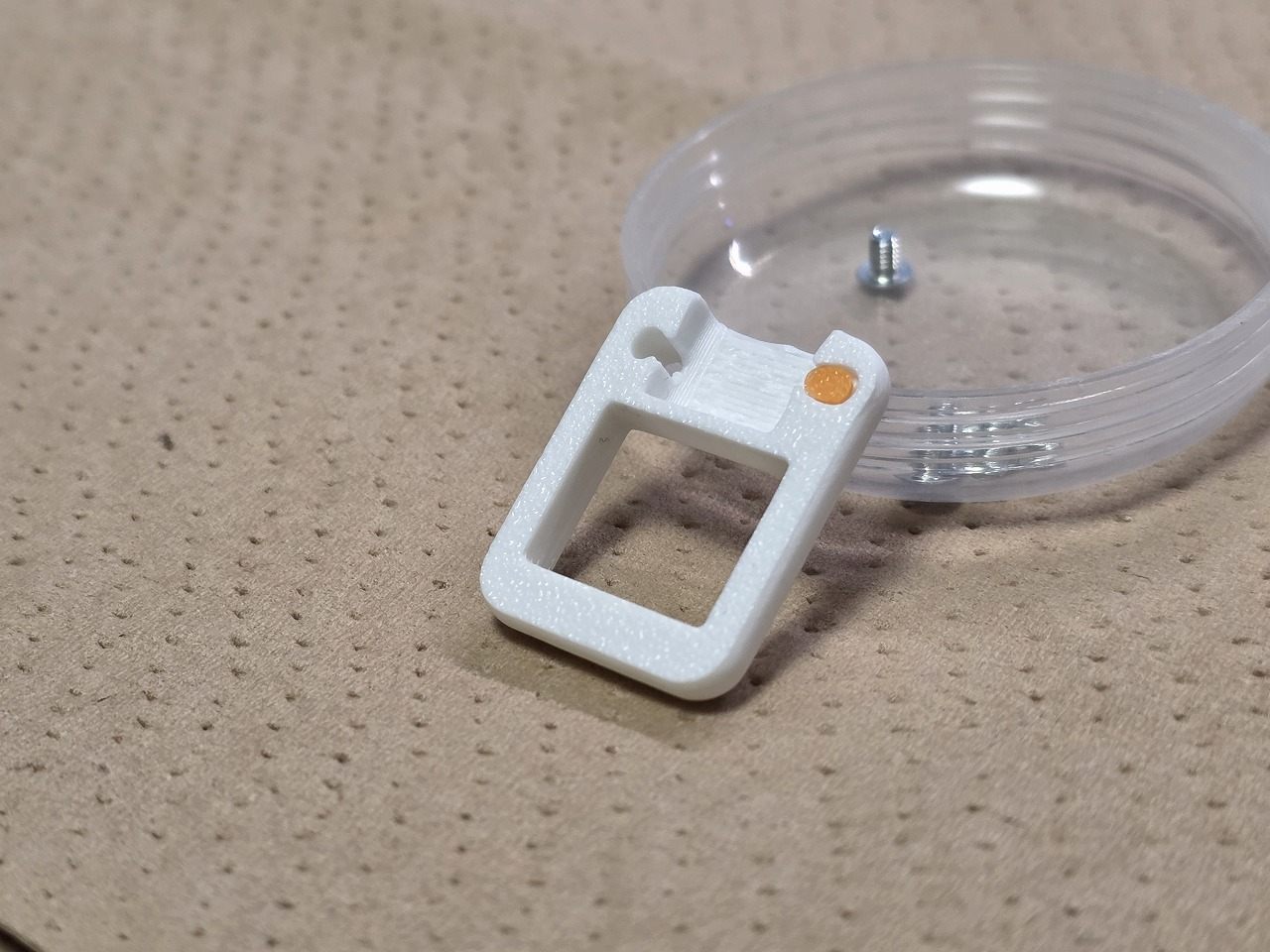 XIAOカバー裏側に収まったリセットボタン