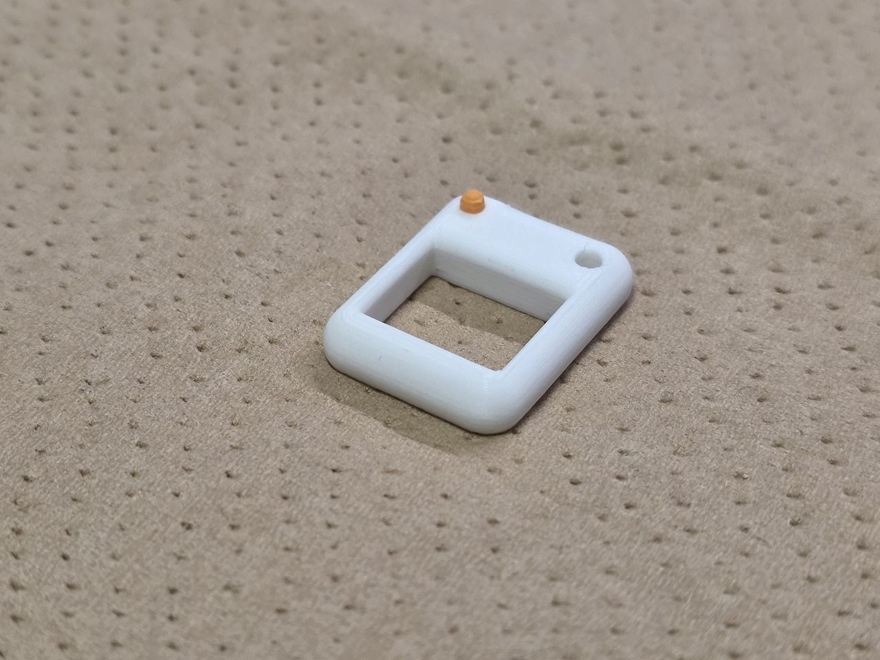 XIAOカバー表側から見たリセットボタン