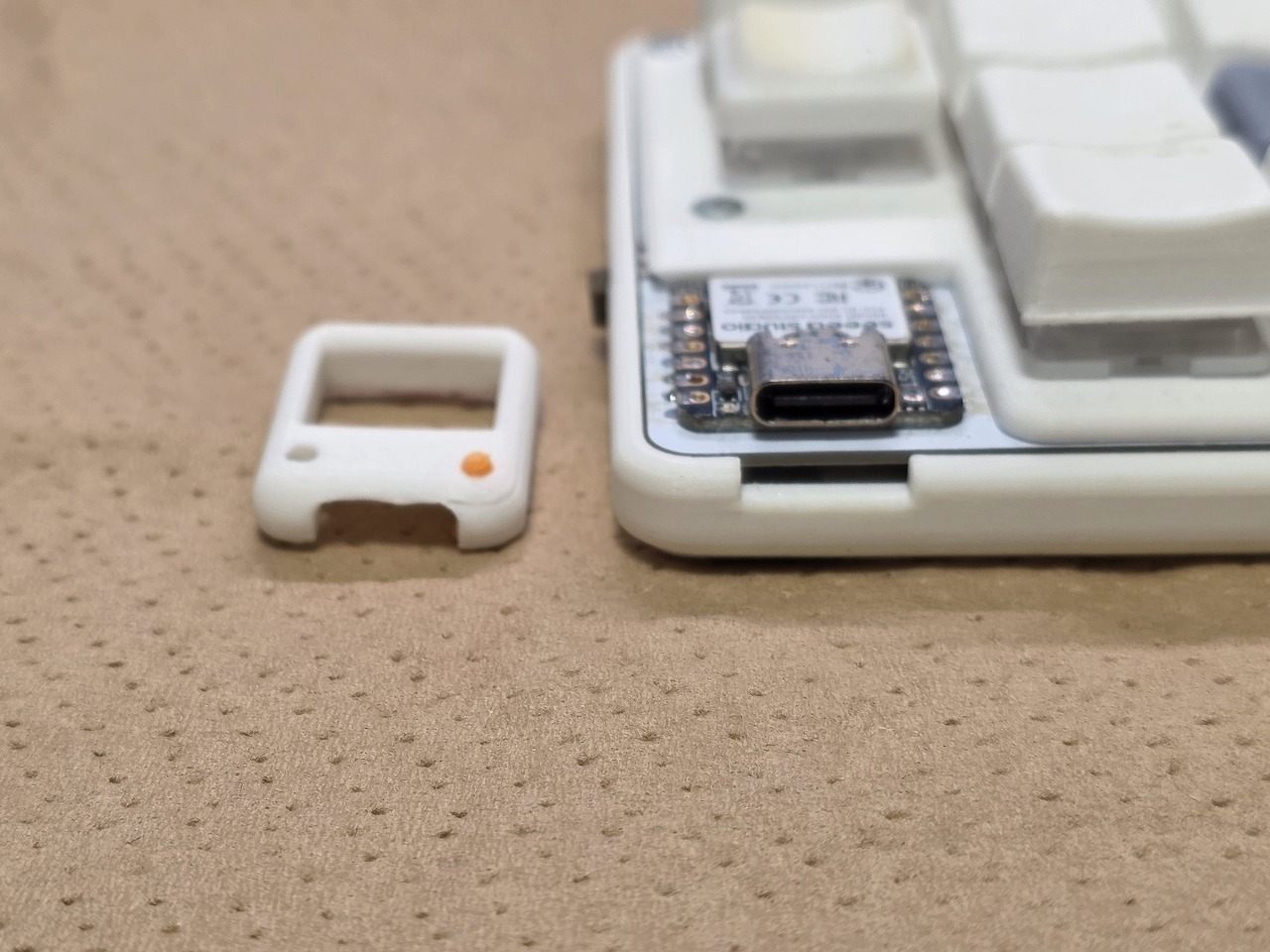 XIAOのUSB Type-Cコネクタとカバーの位置合わせ