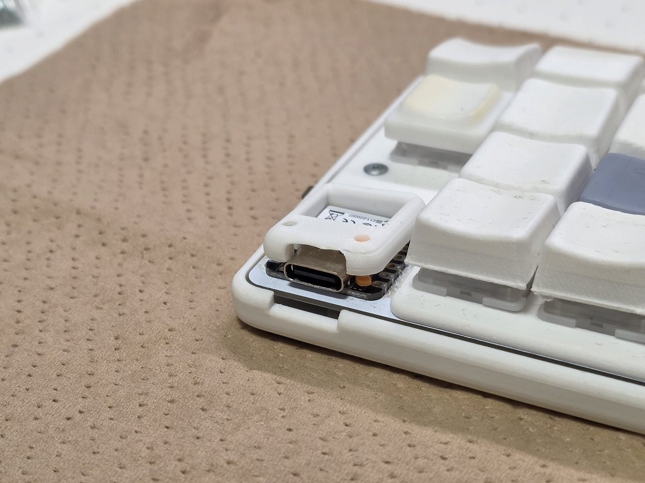 USB Type-C用の溝へ合わせたXIAOカバー