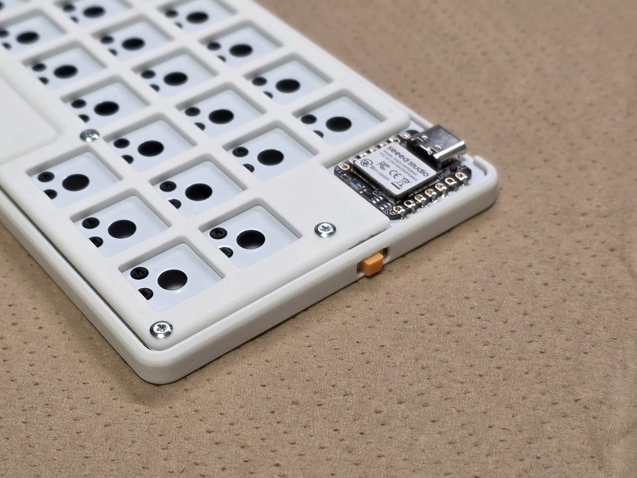 ボトムケースの穴に収まった電源スイッチ