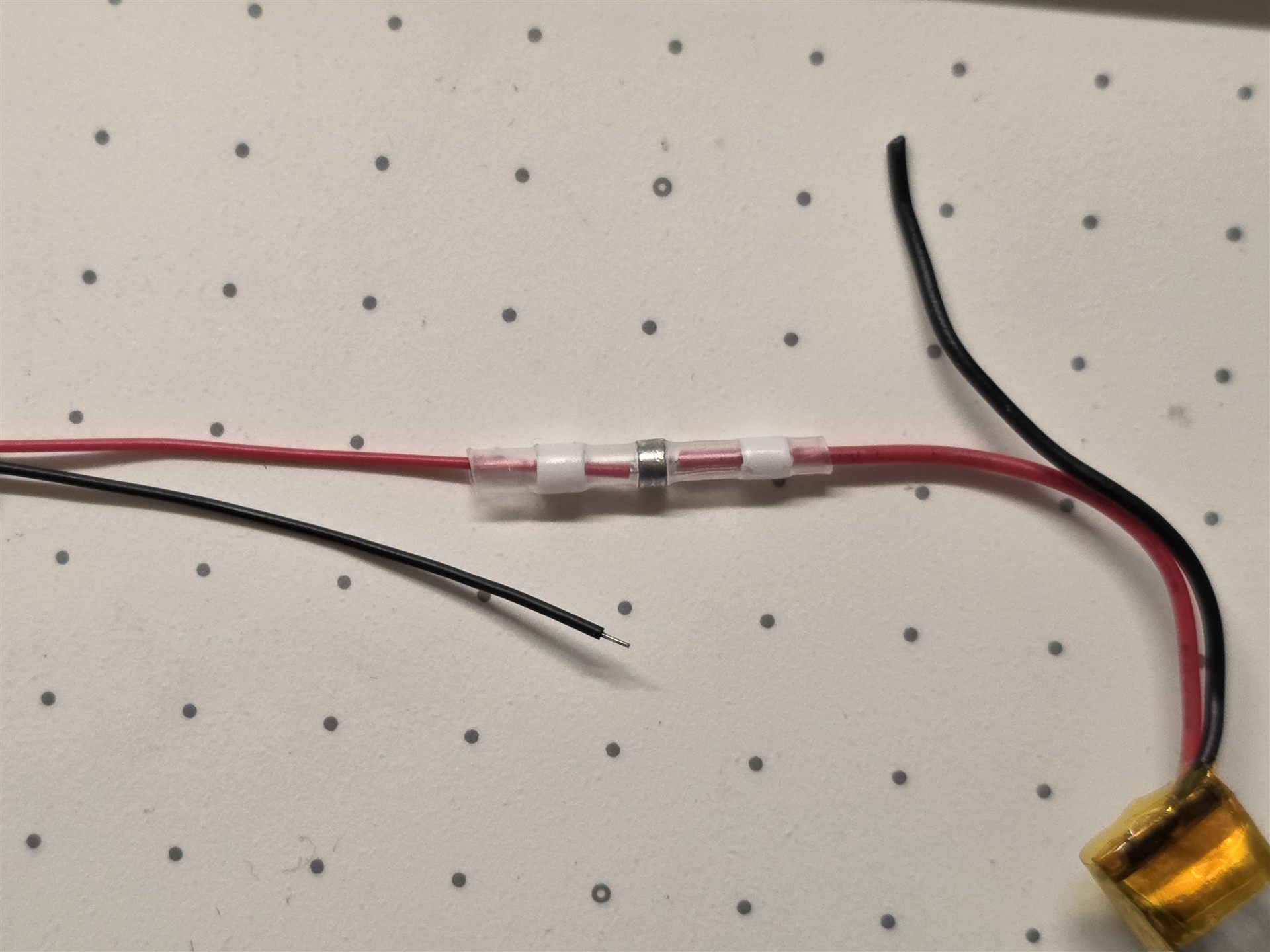 はんだ入り熱収縮チューブの中央に合わせた電線