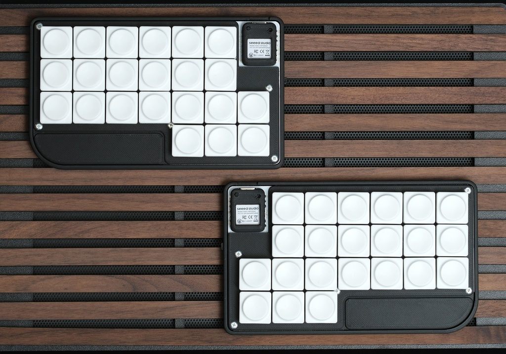 組み立てが完了した左右のNickey44