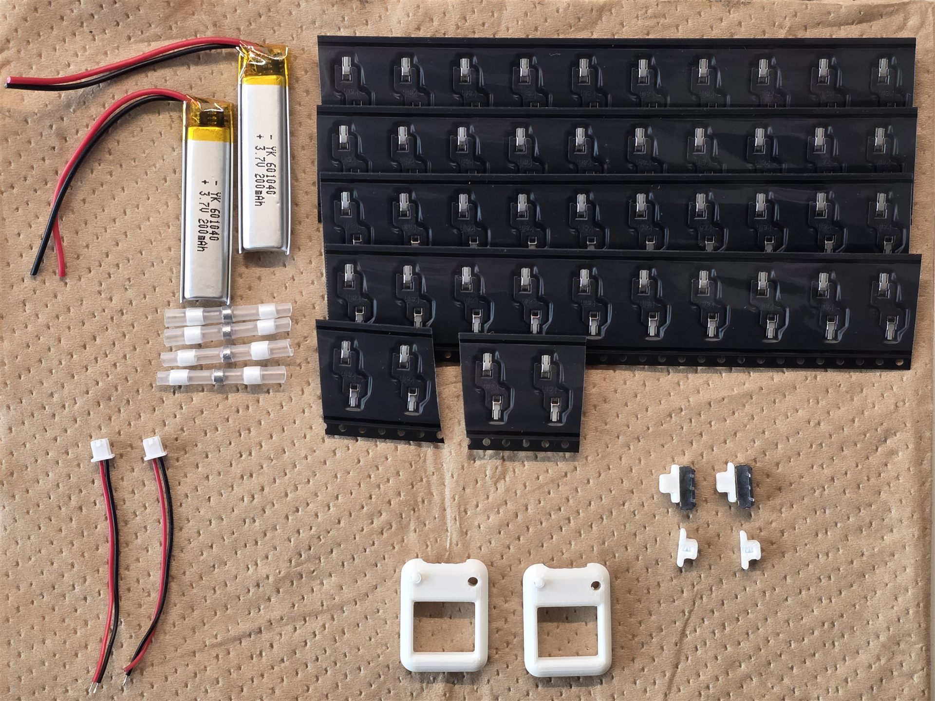 Nickey44キットに含まれる基板、ソケット、バッテリー、ケーブル、ケース部品