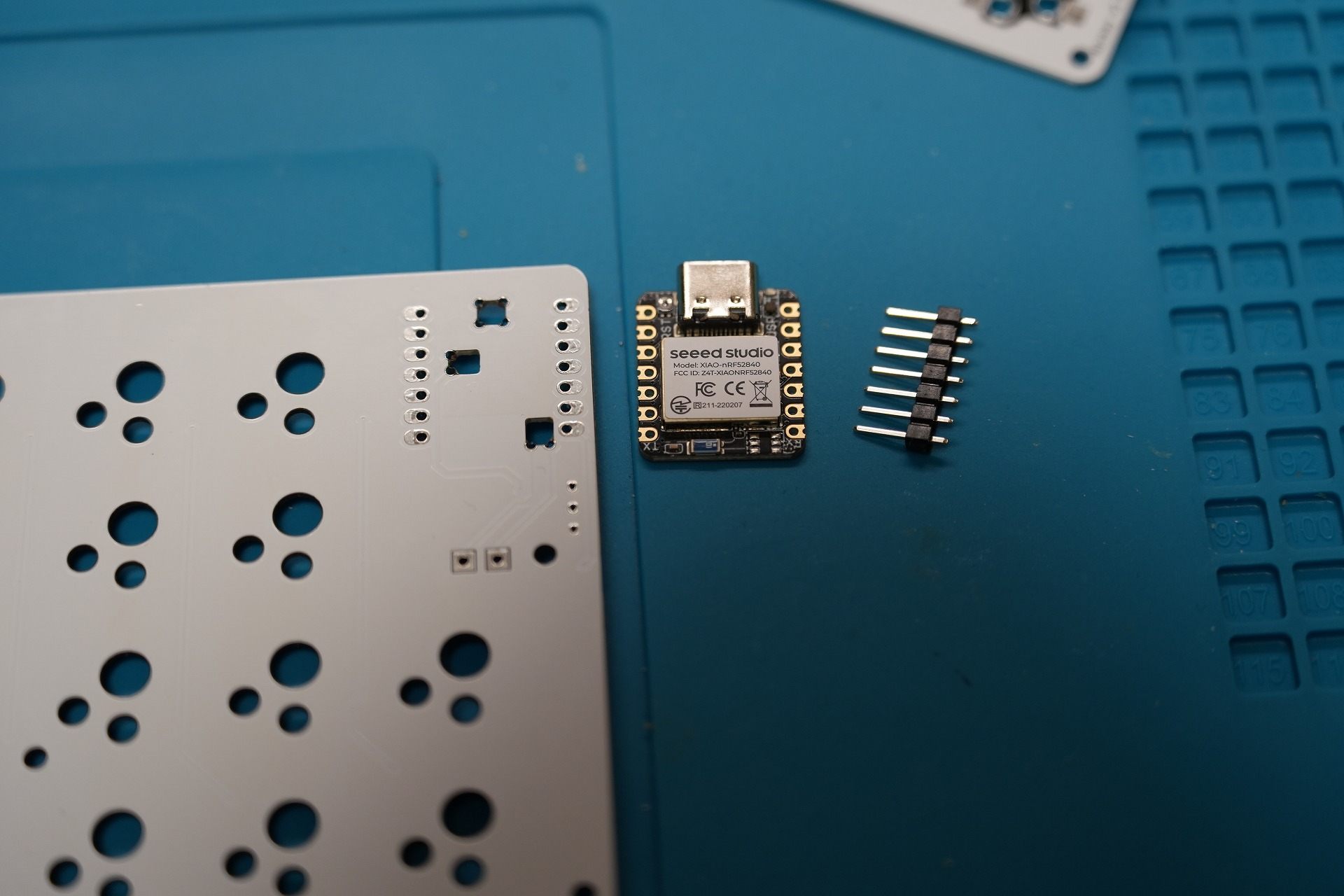 PCB、XIAO nRF52840、位置決め用7ピンヘッダー