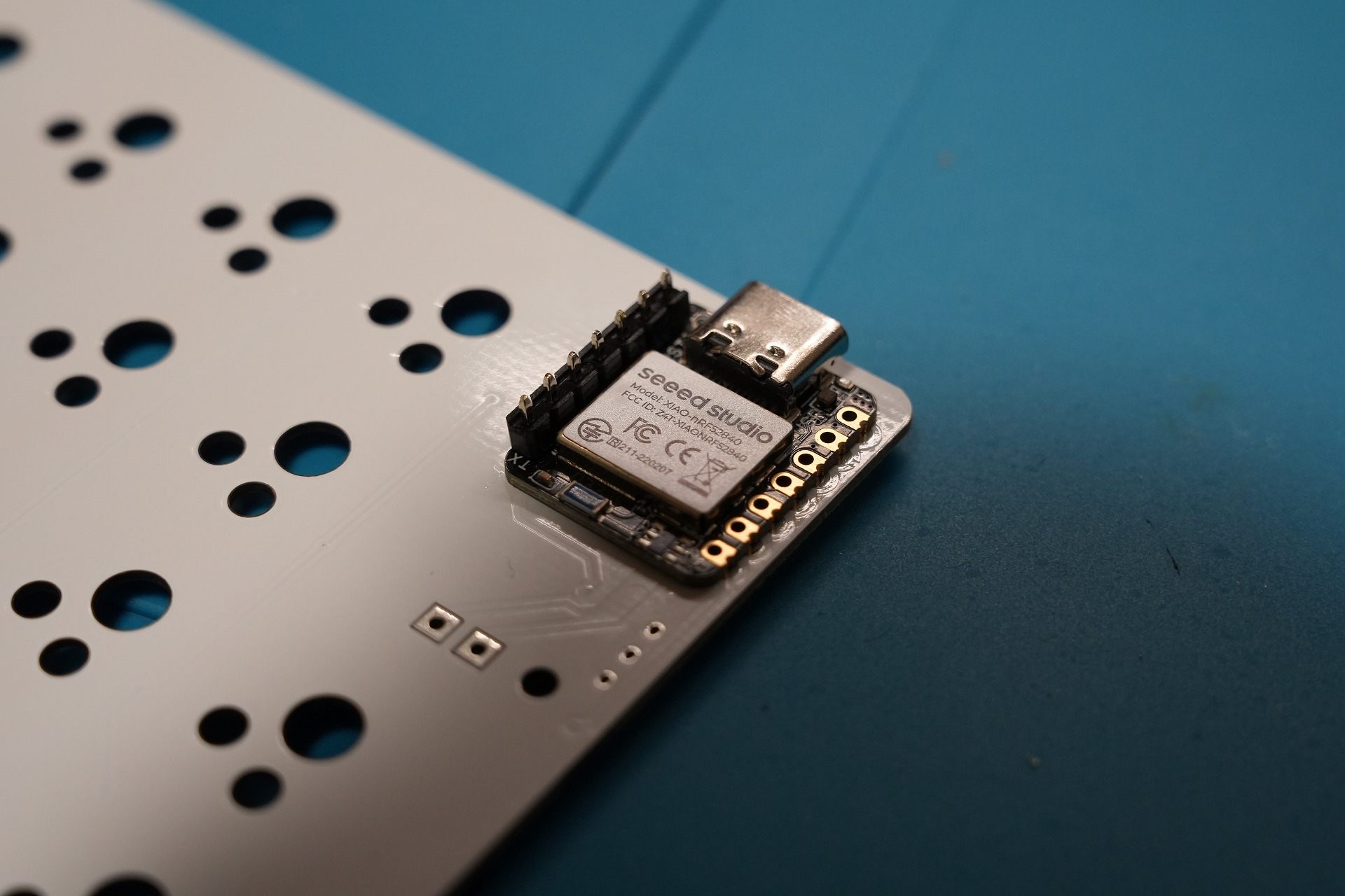 7ピンヘッダーでPCB上に位置決めしたXIAO nRF52840