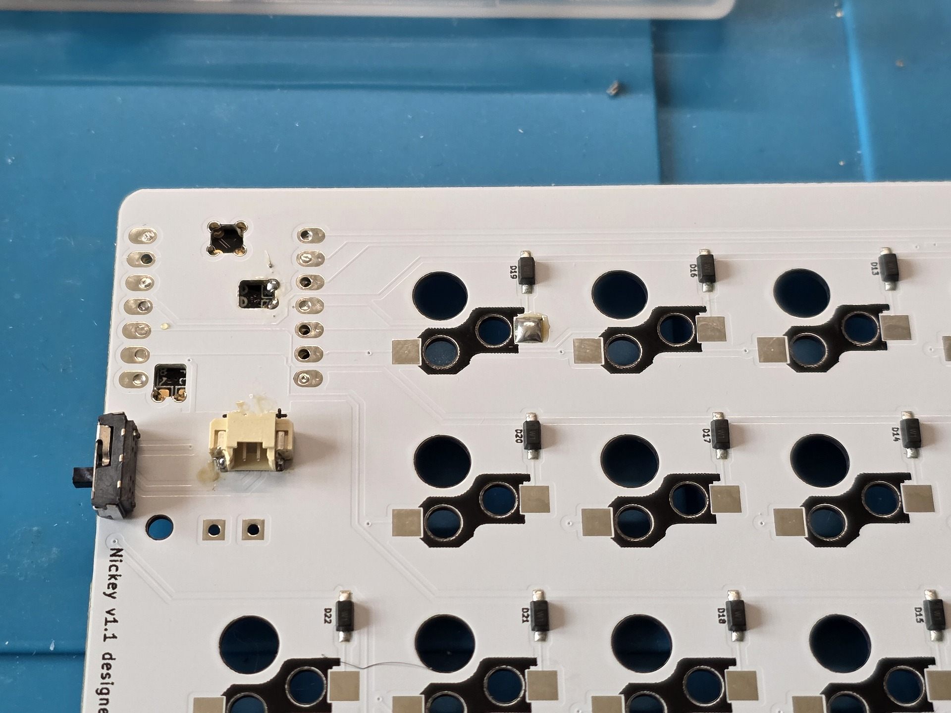 Choc v2ソケットの片側パッドへ予備はんだを盛ったPCB