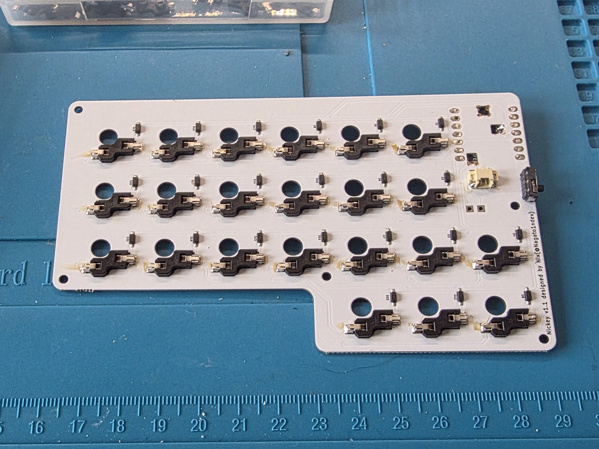 すべてのChoc v2ソケットを取り付けたPCB裏面