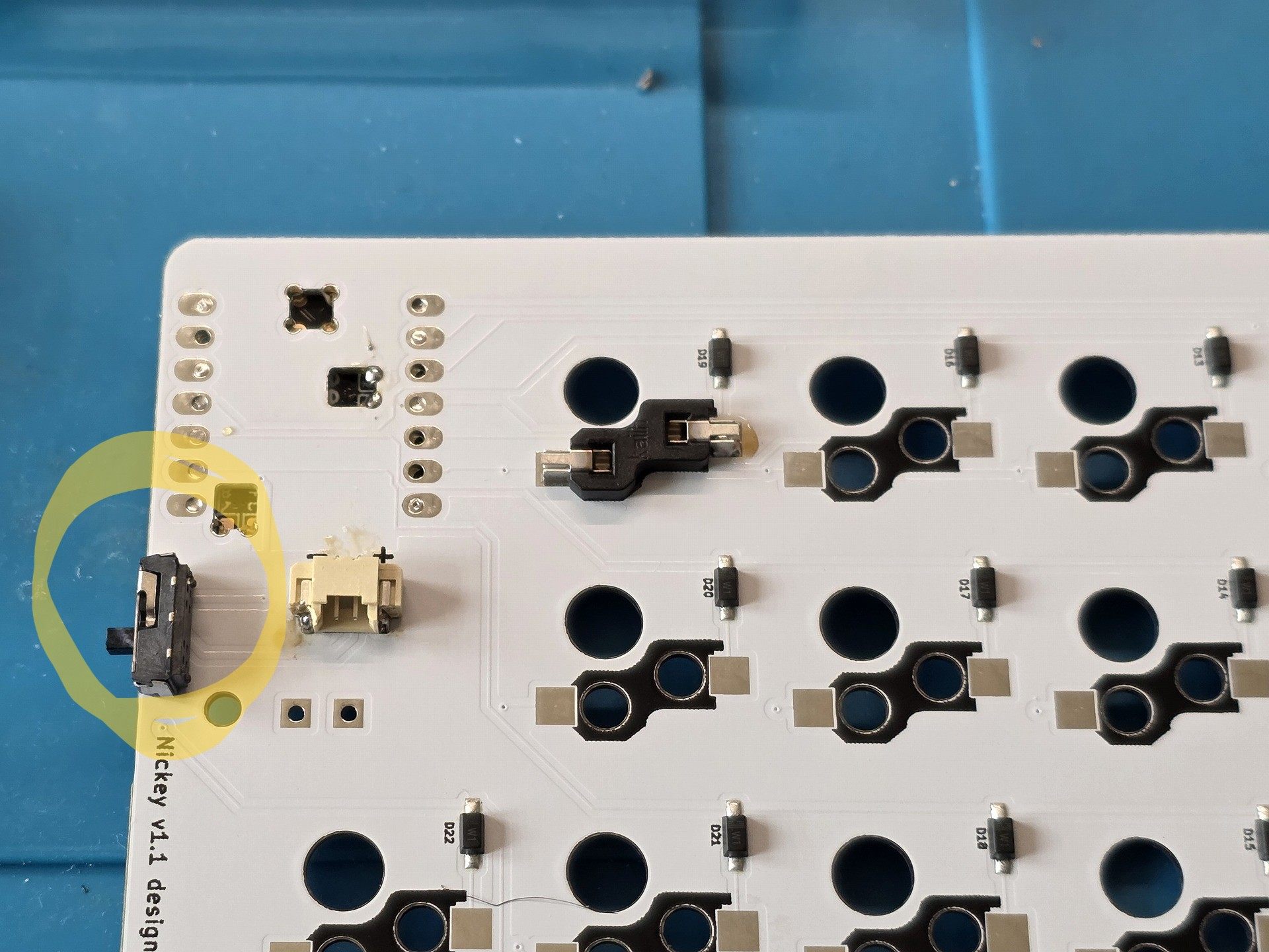 PCB裏側から差し込んだ電源スイッチ