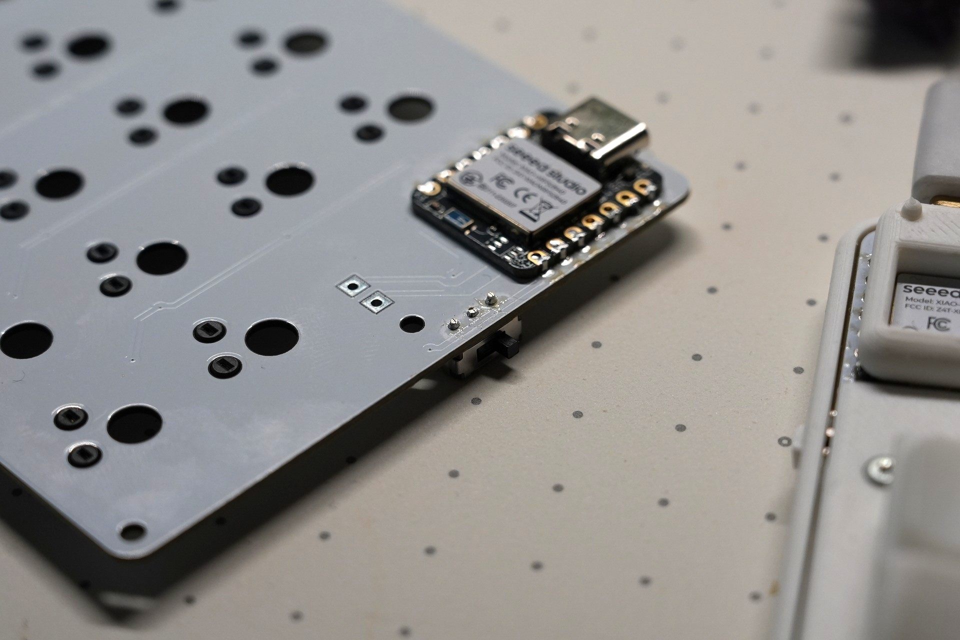 PCB表側に出た電源スイッチの端子