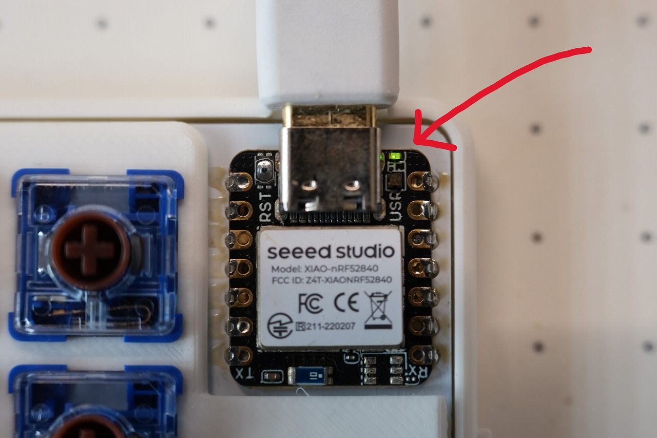 XIAO nRF52840の緑色に点灯する充電LED