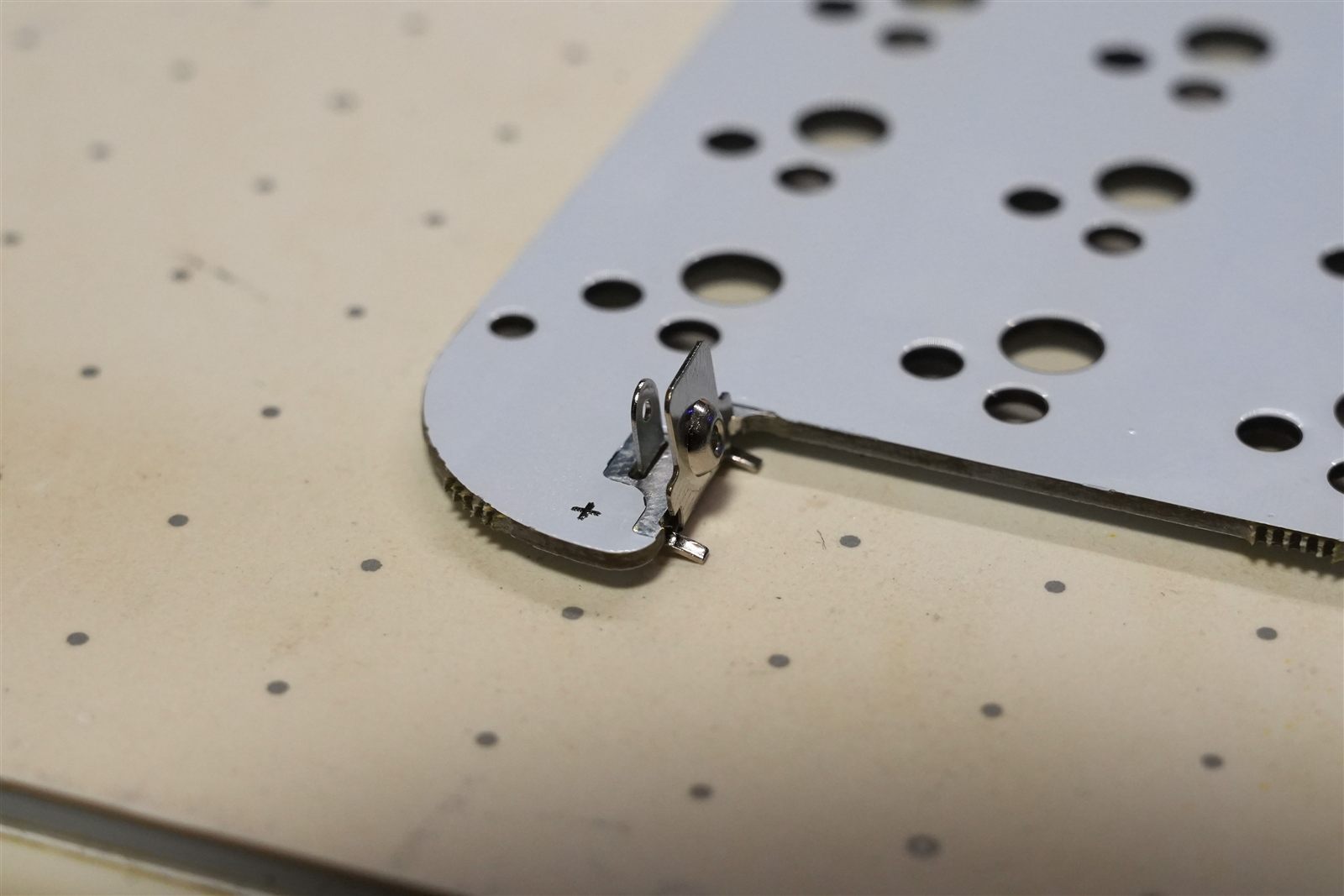 PCBに差し込んだプラス端子