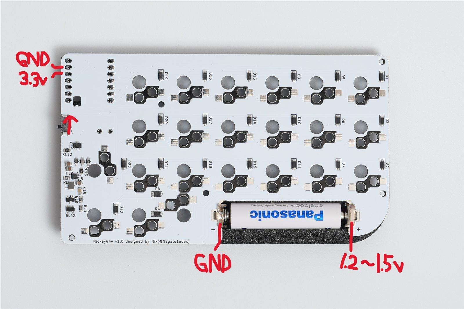 トッププレートとPCBを重ねて単4電池を仮装着した状態