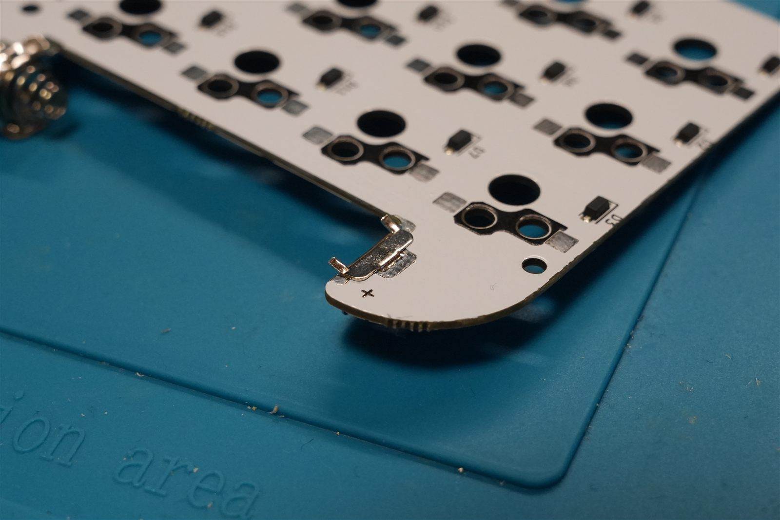 プラス端子をはんだ付けしたPCB裏側