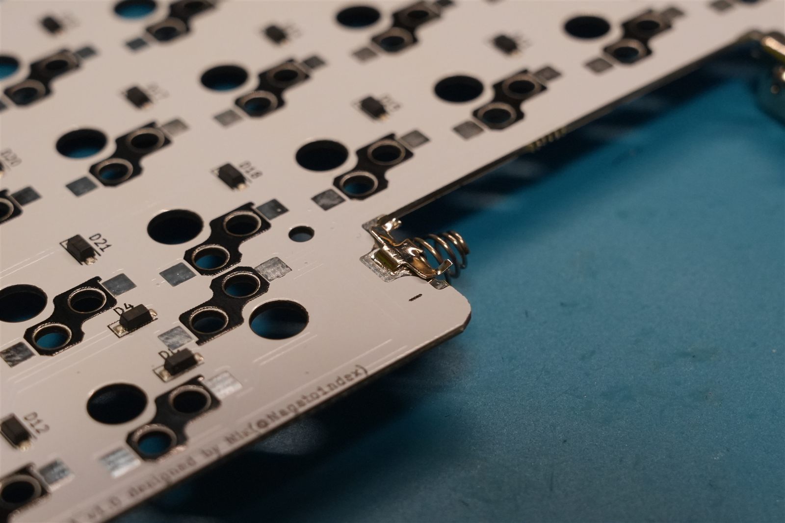 マイナス端子をはんだ付けしたPCB裏側