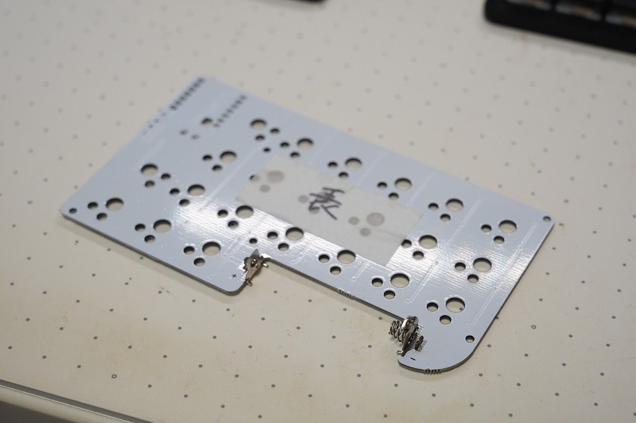 電池端子を差し込んだPCB裏側