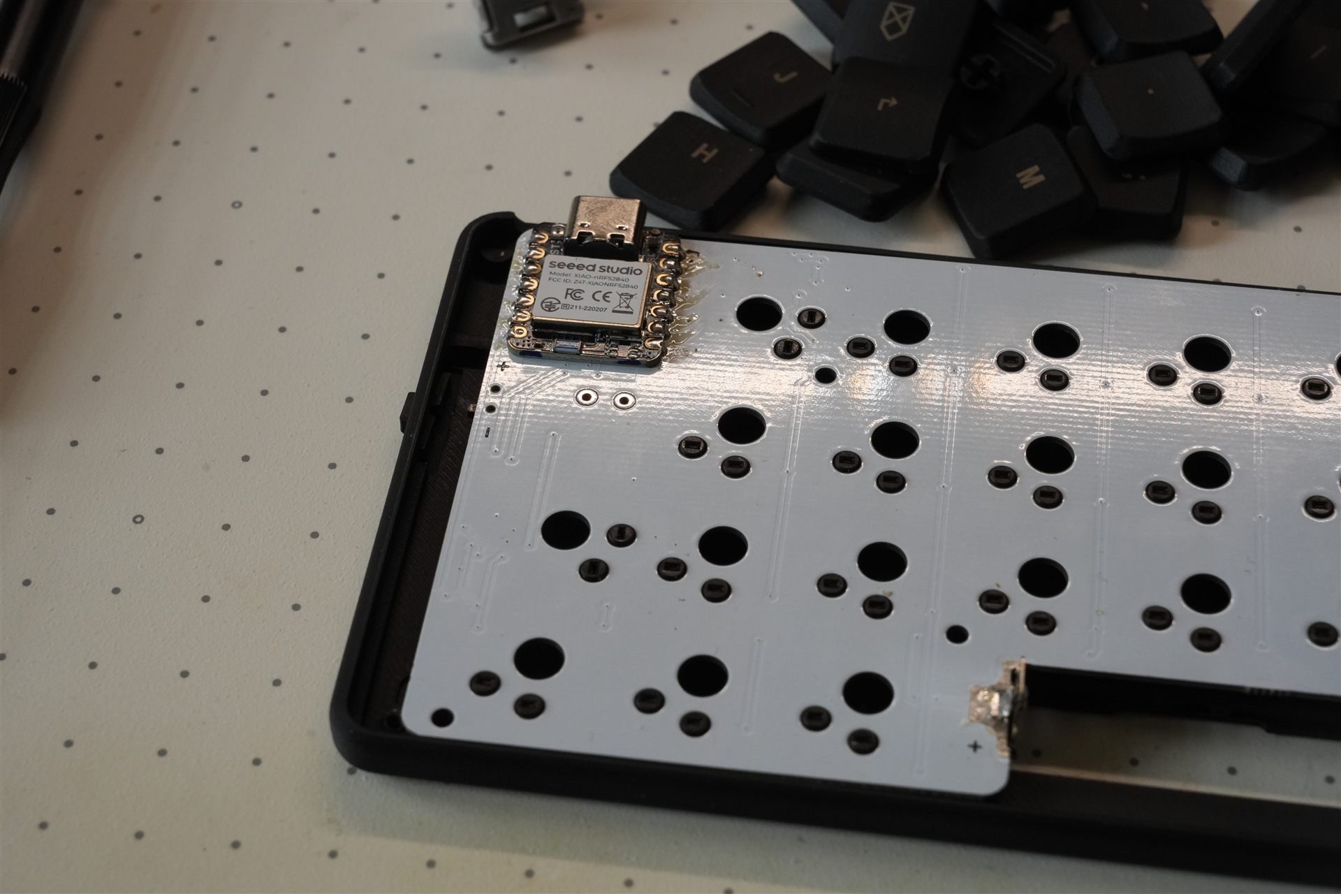 XIAO側からケースに差し込んだPCB