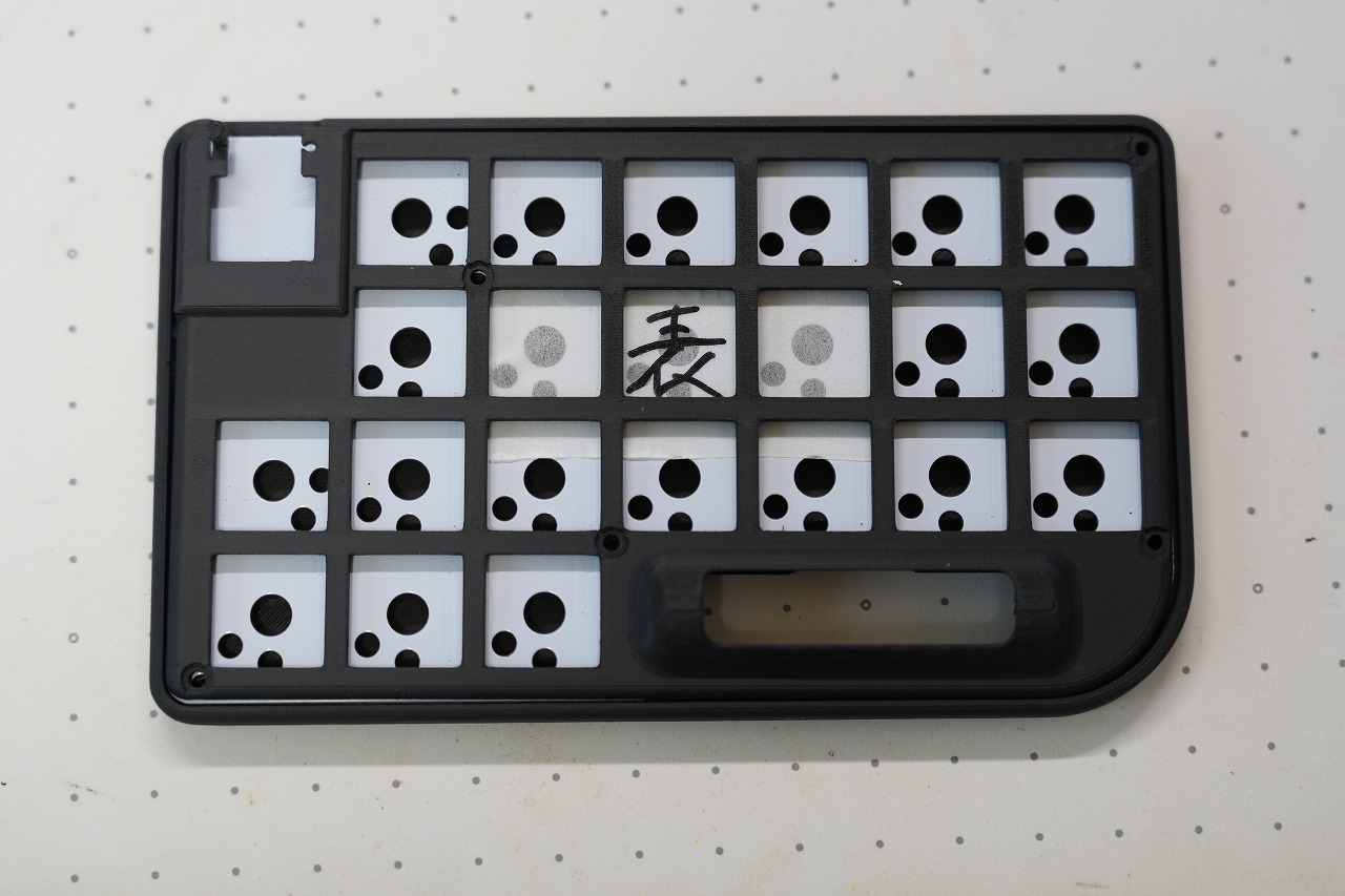 ネジを外したトッププレートとPCB