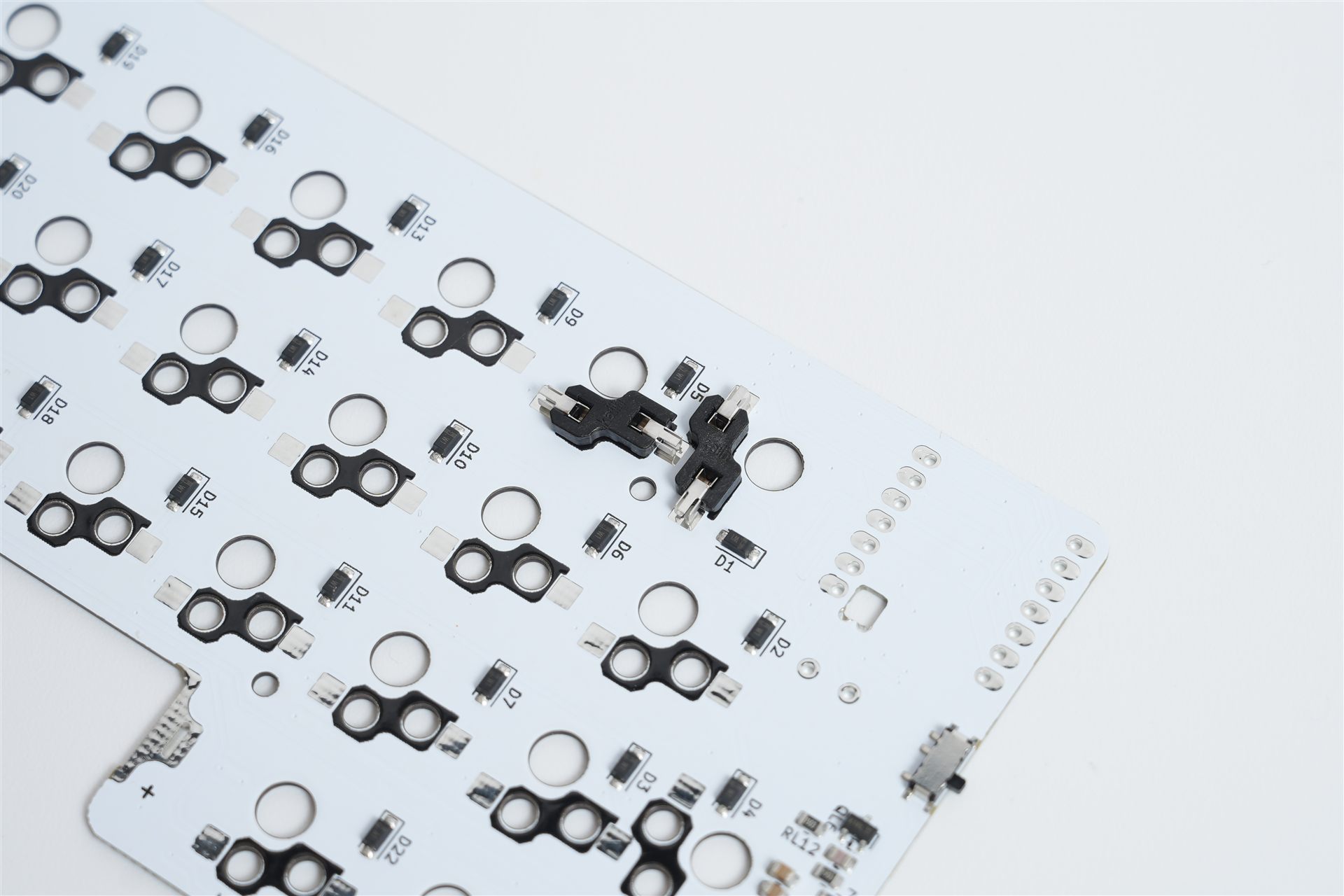 すべてのChoc v2ソケットを取り付けたPCB裏面