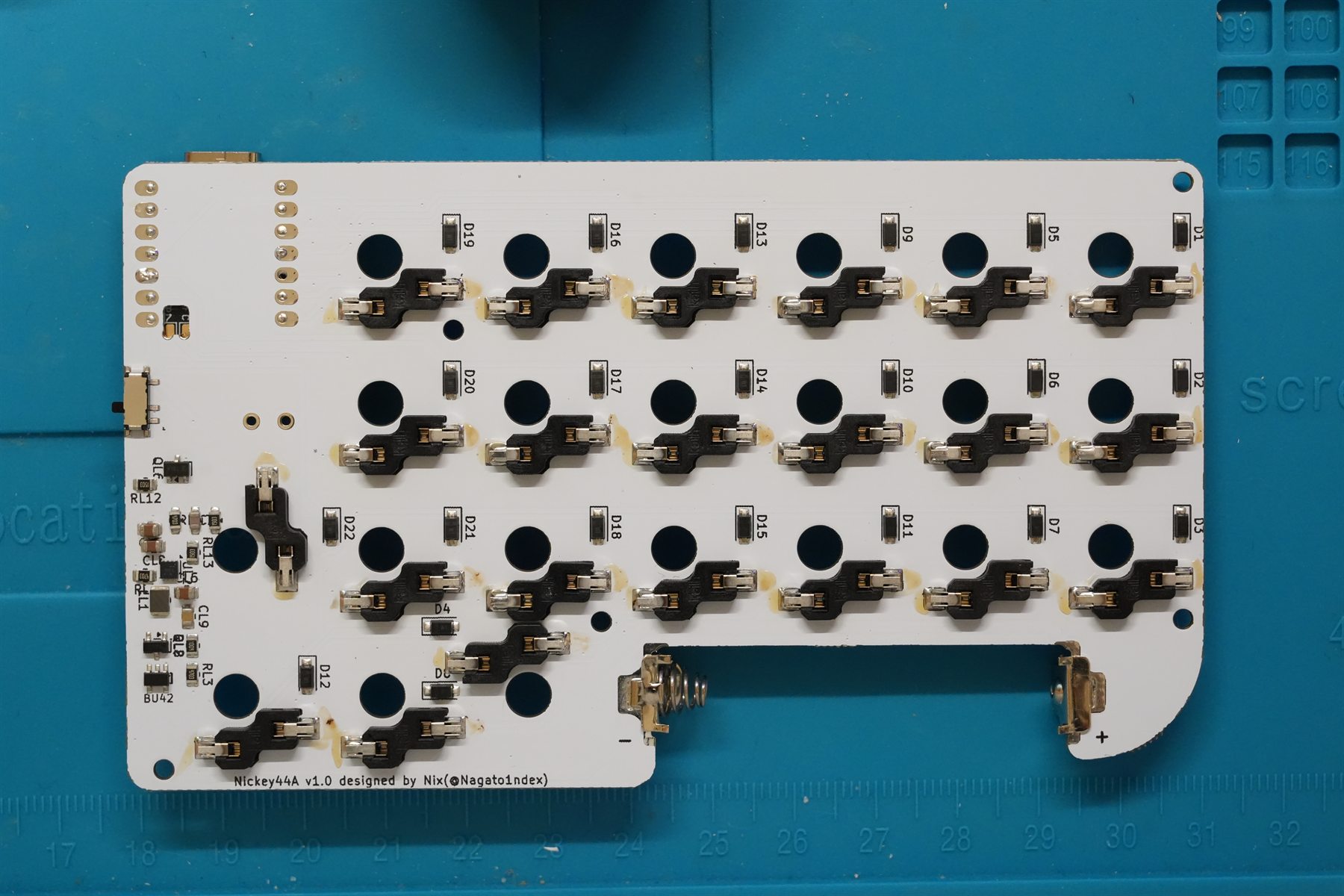 すべてのChoc v2ソケットをはんだ付けしたPCB裏面