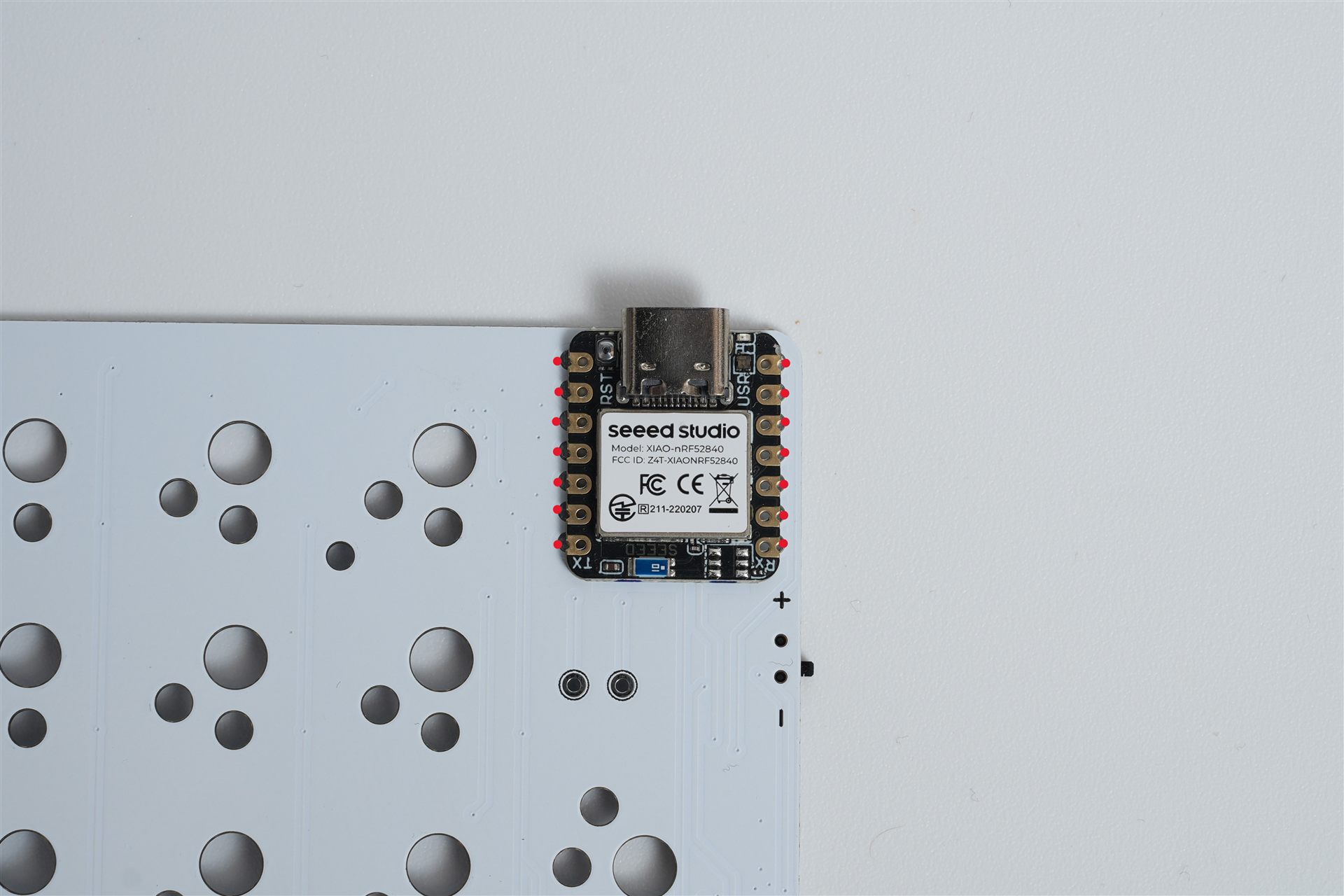 XIAO nRF52840のはんだ付け箇所を赤点で示したPCB