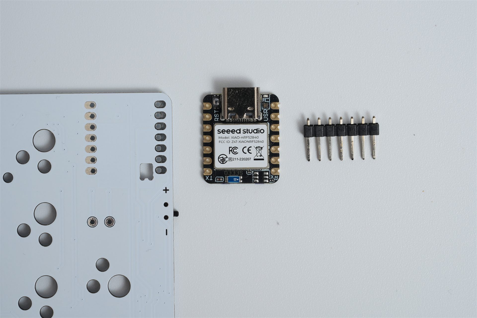 PCB、XIAO nRF52840、位置決め用7ピンヘッダー