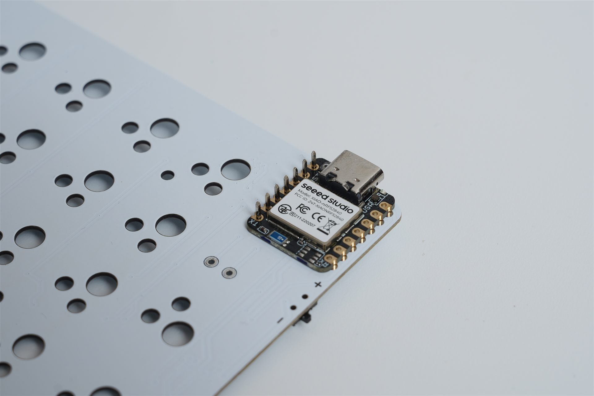 7ピンヘッダーでPCB上に位置決めしたXIAO nRF52840