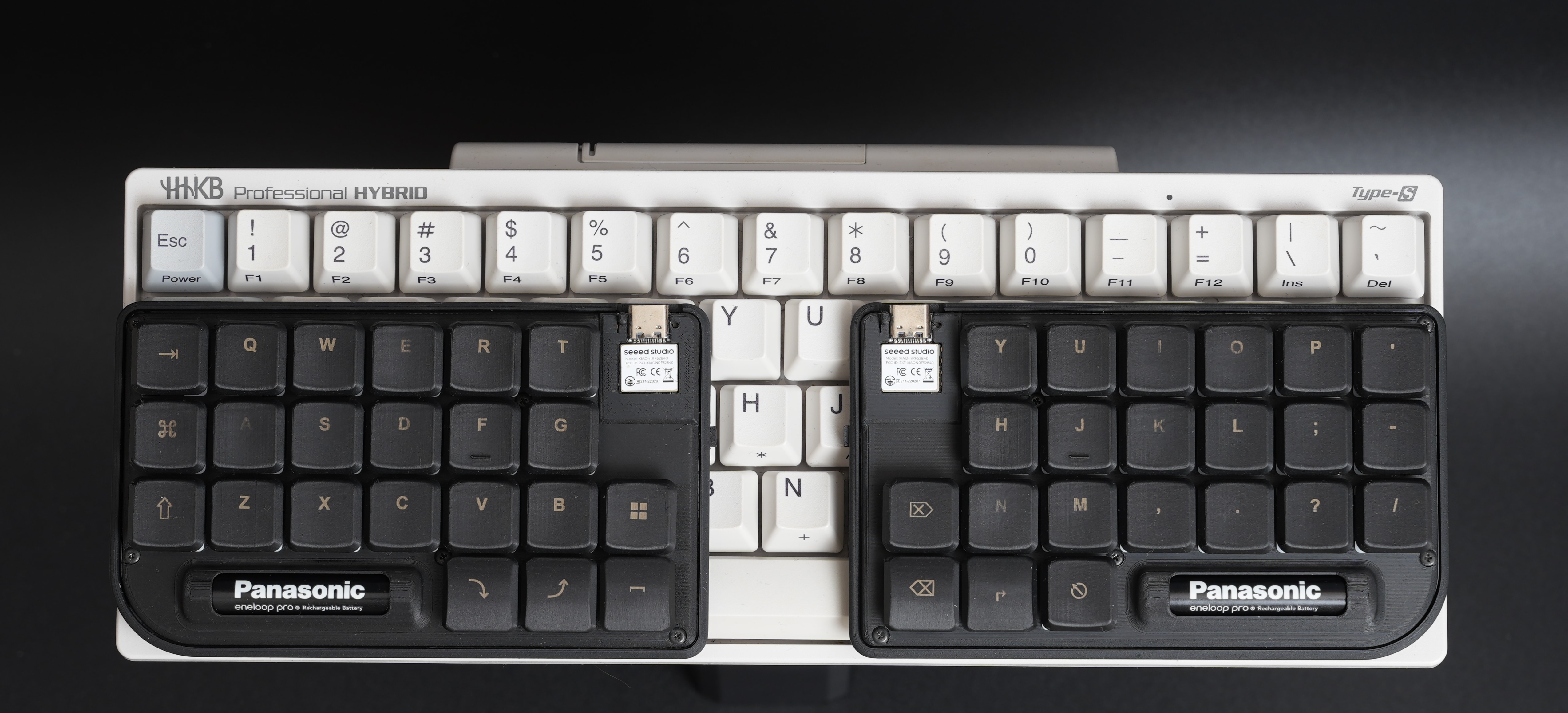 HHKB Professional HYBRID Type-Sの上に重ねたNickey44Aのサイズ比較