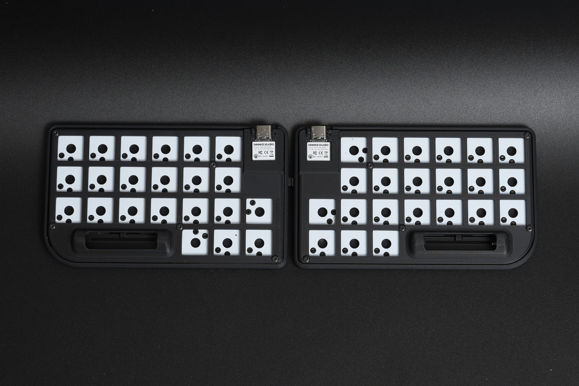 はんだ付けと組み立てが完了し、キースイッチとキーキャップを取り付ける前のNickey44A完成品